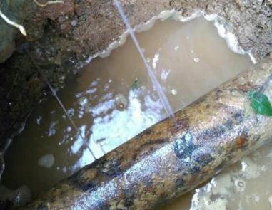 乌恰楼顶渗水维修公司分享下地暖漏水的原因及检测方法。